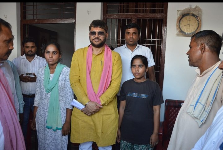 BhawnaMaur69775's tweet image. पीडीए सांसद नीरज मौर्य उत्तर प्रदेश का युवा नेतृत्व जो हर घटना पर खुल के बोले है ।
🔥इस घटना का त्वरित संज्ञान लिया माननीय सांसद @NeerajMauryaMP जी ने पीड़ित बेटियो से मिले घर जाकर हर संभव मदद करने का भरोसा दिलाया।
पुलिस को उचित कार्यवाही करने का आदेश दिया ।🙏
@yadavakhilesh