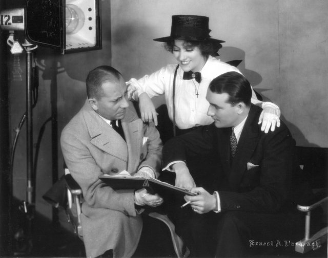 O_Thursday's tweet image. Erich von Stroheim, Gloria Swanson y Walter Byron durante el rodaje de Queen Kelly (1929).