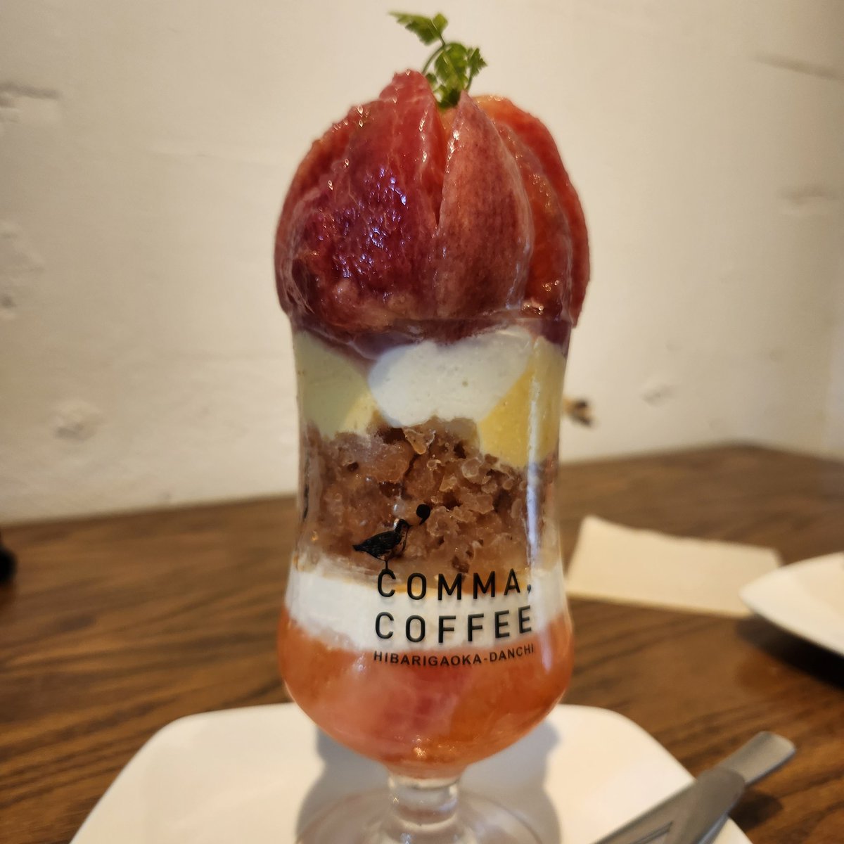 kotanaomi's tweet photo. パフェ活@CommaCoffee
今年の桃はビックリの赤い🍑からスタート
早生種　日川白鳳　新潟産
香りの良い桃〜
カスタードやサワークリーム、紅茶のグラニテや　すももソースで甘過ぎないすっきりパフェ
次はメロン🍈パフェに行こうっと！

#桃のパフェ
#commacoffee
#コンマコーヒー
#ひばりテラス https://t.co/XbNW8Rz6ES