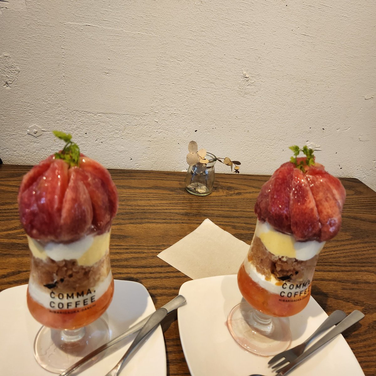 kotanaomi's tweet photo. パフェ活@CommaCoffee
今年の桃はビックリの赤い🍑からスタート
早生種　日川白鳳　新潟産
香りの良い桃〜
カスタードやサワークリーム、紅茶のグラニテや　すももソースで甘過ぎないすっきりパフェ
次はメロン🍈パフェに行こうっと！

#桃のパフェ
#commacoffee
#コンマコーヒー
#ひばりテラス https://t.co/XbNW8Rz6ES