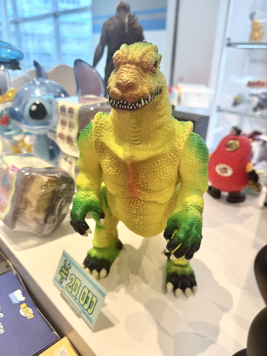 TBASEJAPAN's tweet image. こんにちは🍉🌴T-BASE池袋P'PARCO店です🦉
梅雨明けましたね☀️☀️
夏らしい元気カラーのソフビも店頭に揃っています🟢🟡
こちらお買い上げの際は専用のヘッダーと袋が付属となります!
#tyranttyphoon #暴君台風 #bombasticplastic