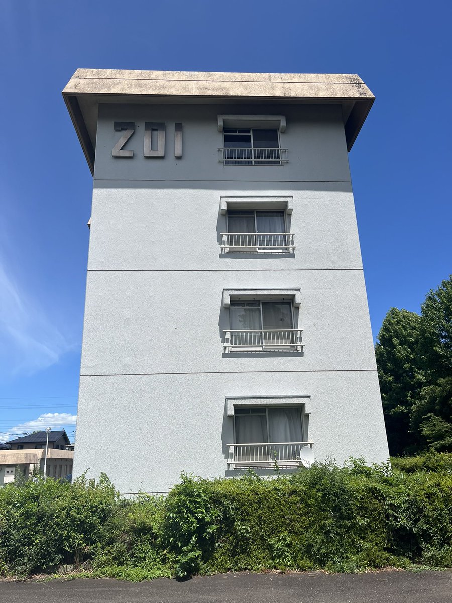 danchiing's tweet image. 公団大谷田一丁目団地など高層住棟の団地で採用された金属製の住棟番号 3桁なのでボリュームがすごい！ #住棟番号