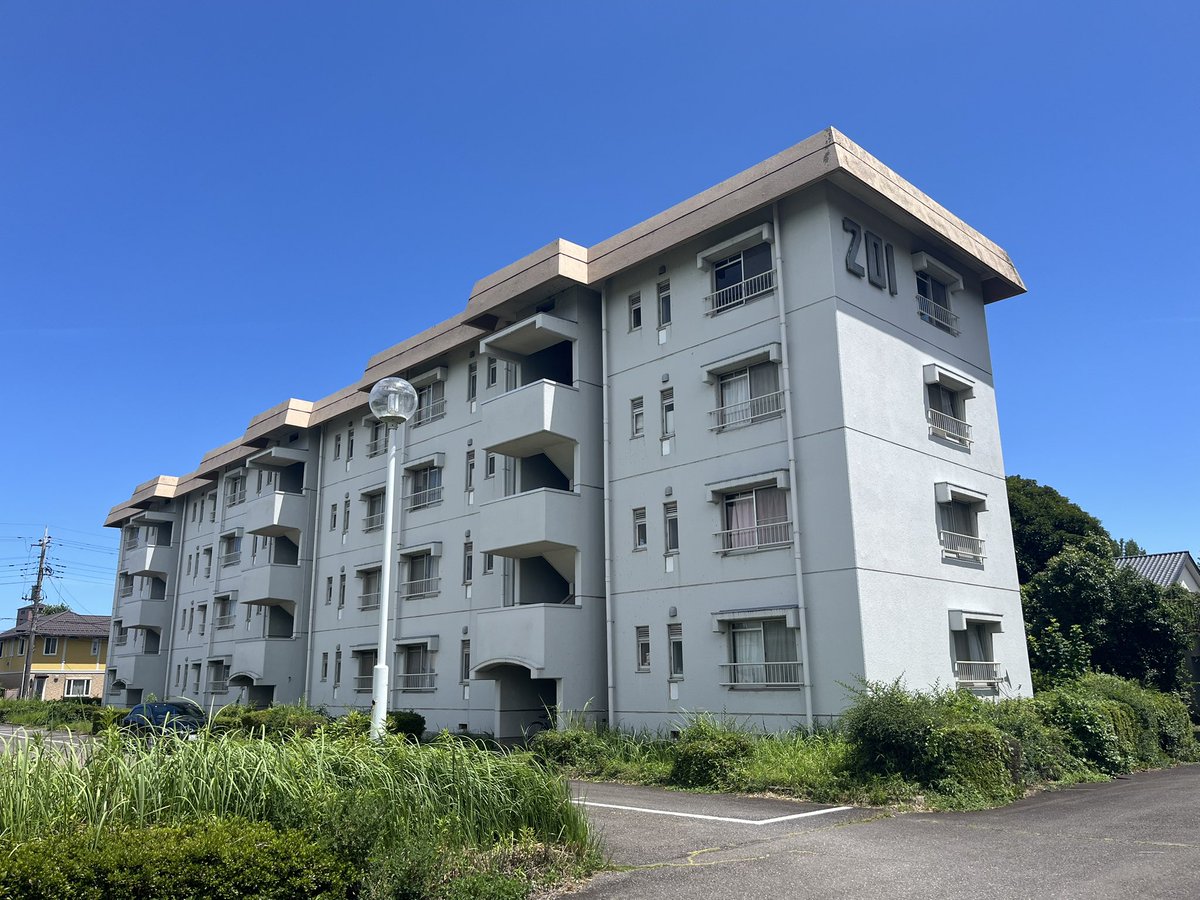 danchiing's tweet image. 公団大谷田一丁目団地など高層住棟の団地で採用された金属製の住棟番号 3桁なのでボリュームがすごい！ #住棟番号