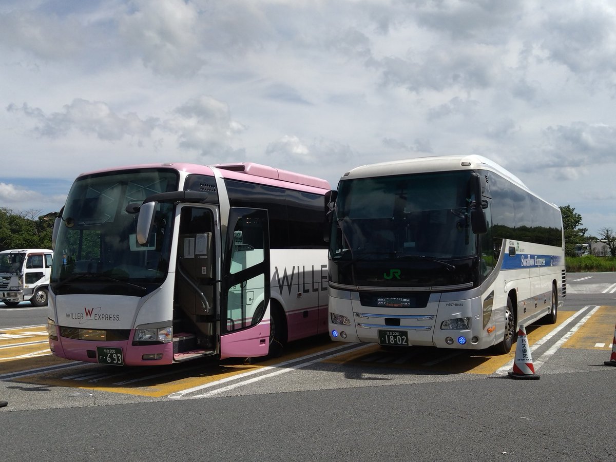 E485E189's tweet image. 羽生PA(佐野SAから変更)と那須高原SAにて休憩。那須高原では元JRバステック車Swallow Expressカラー夢街道会津号と並びました。
#WILLEREXPRESS
#JRバス関東