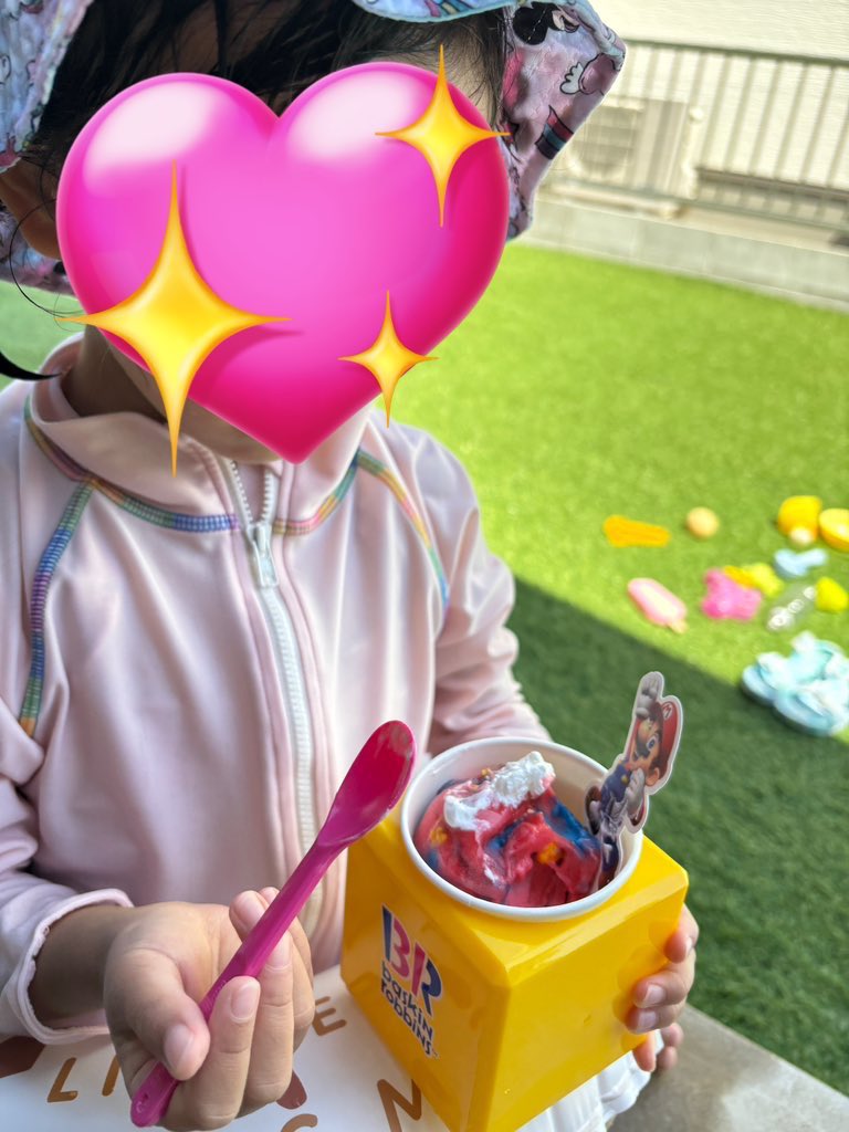 KICKak2's tweet image. ママが買い出しついでに娘にお土産🩷

娘はじーじと庭でプール🏊‍♀️✨