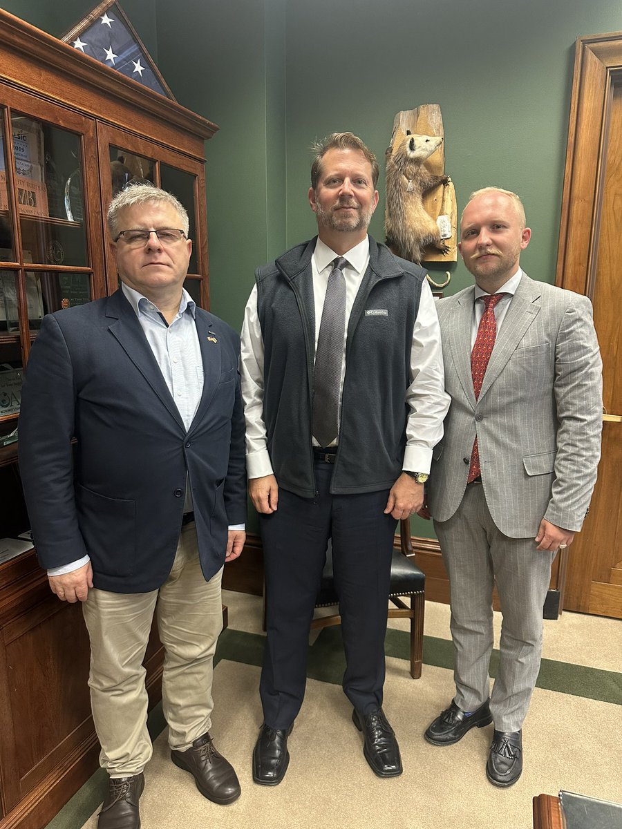 Dz_Kuchynski's tweet image. Great to meet w/ senior @GOP staffers of @RepStefanik, @SenRickScott, @repkevinhern, & @SenThomTillis.
W/ @iSANS_CEE we stressed: 🇧🇾 regime is the weak link in the anti-🇺🇸 axis of Moscow–Beijing–Tehran–Havana–Caracas. Supporting a free Belarus is an act of peace through strength.