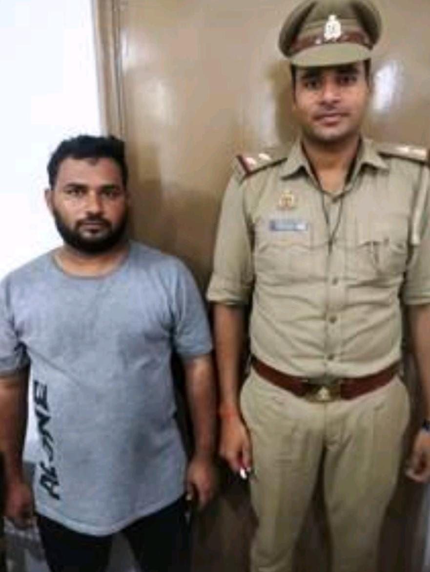 लखनऊ में स्कूल वैन चालक मोहम्मद आरिफ ने वैन के अंदर एक 4 साल की बच्ची के साथ बलात्कार किया।

स्कूल प्रबंधन ने अपनी प्रतिष्ठा बचाने के लिए उसके परिवार को चुप कराने की कोशिश की, जबकि आरिफ ने बच्ची का अपहरण करने की धमकी दी।

पुलिस ने उसे पॉक्सो के तहत गिरफ्तार कर लिया और अन्य