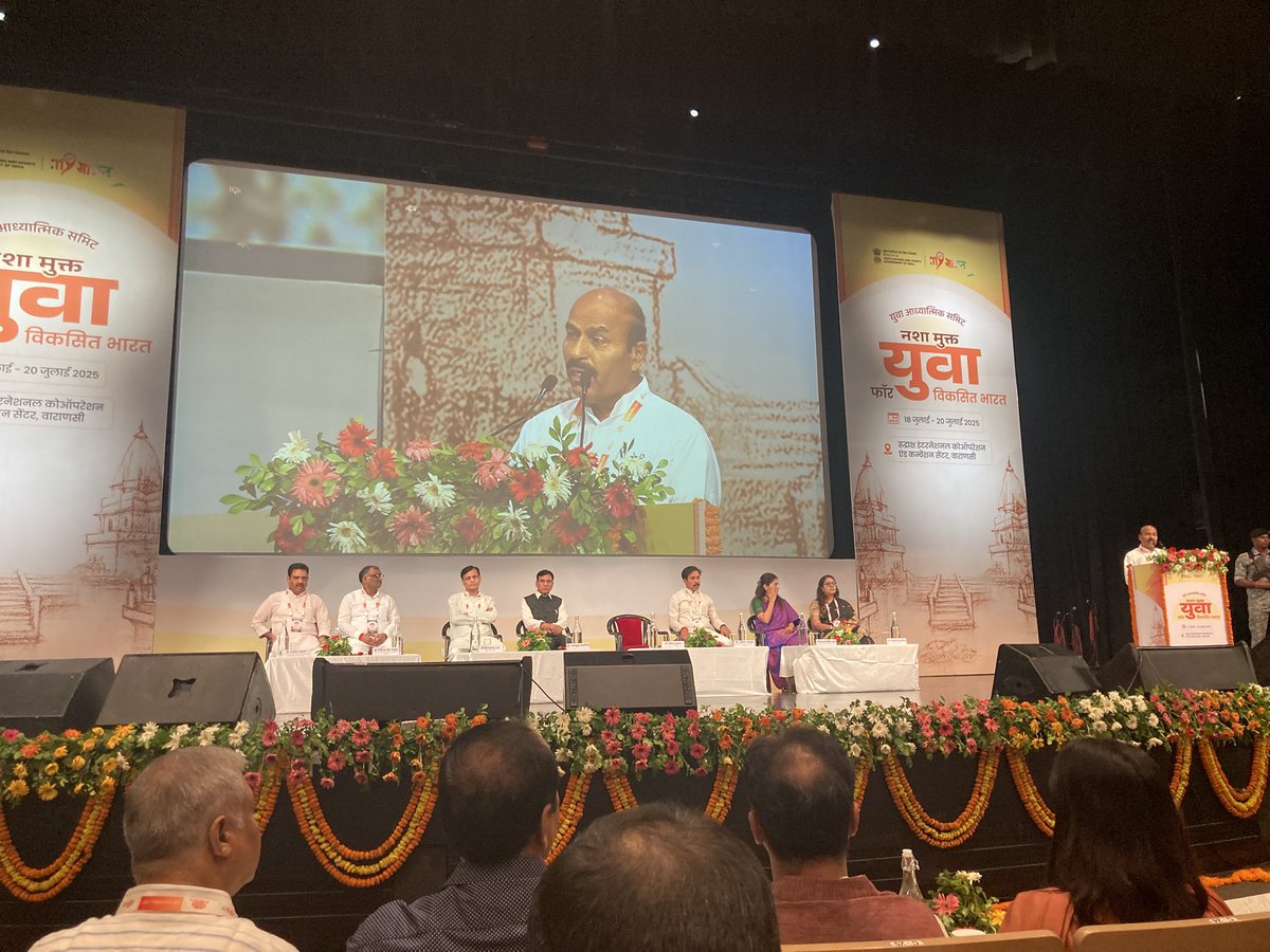 SuryanInvictus's tweet photo. Honored to attend the #NashaMuktYuva for #ViksitBharat program by the Ministry of Youth Affairs, held in the divine lap of Maa Ganga in Varanasi.
Grateful to represent as part of the @AYUDH_India delegation.

@NMBA_MSJE  @fmydNG 
#YouthForChange #DrugFreeIndia 🇮🇳🙏 https://t.co/rCPHasulTD