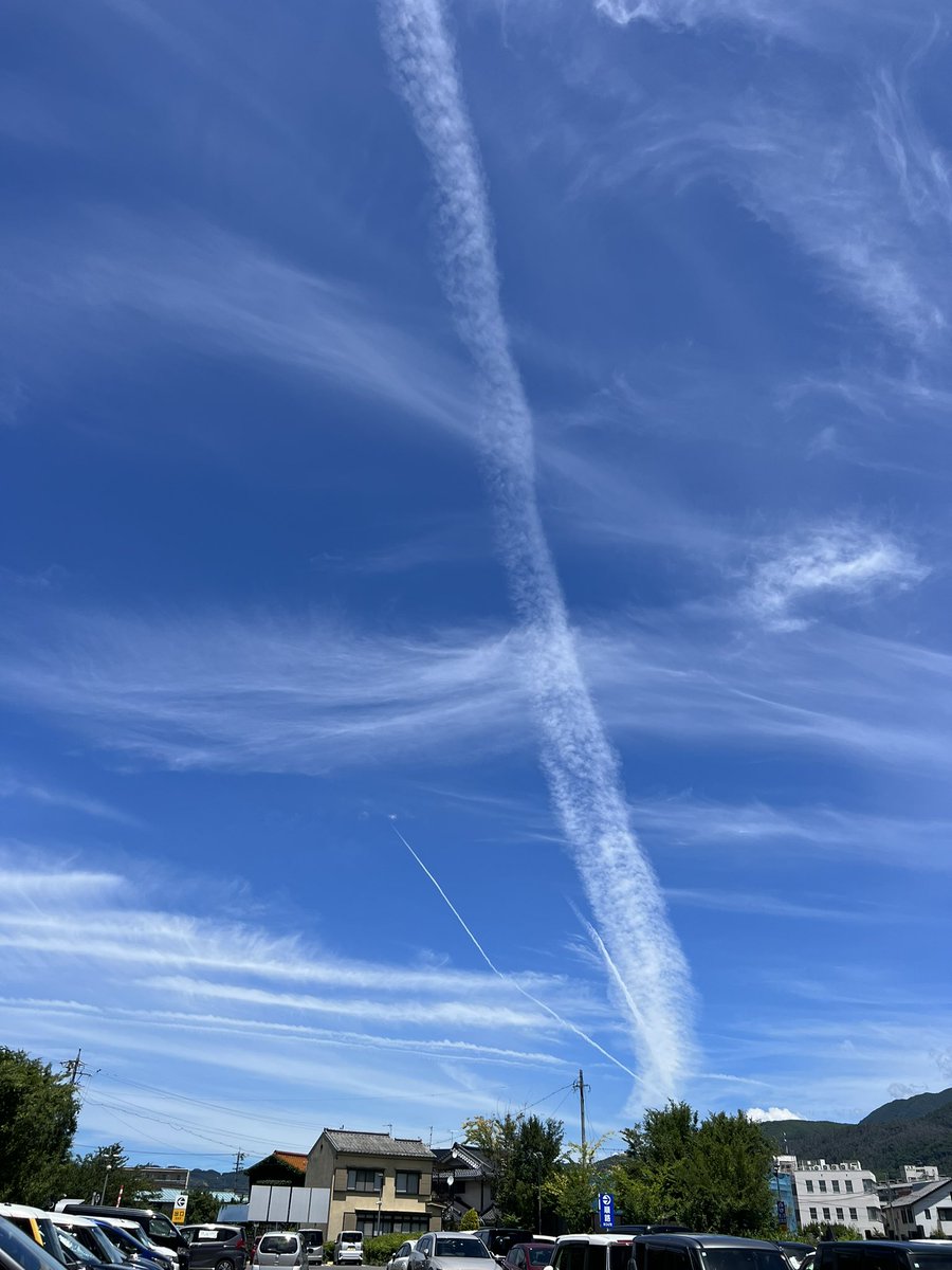 狼煙のような雲 これは何かの予兆なのか…🤔 写真3枚目は飛行機雲 太さ