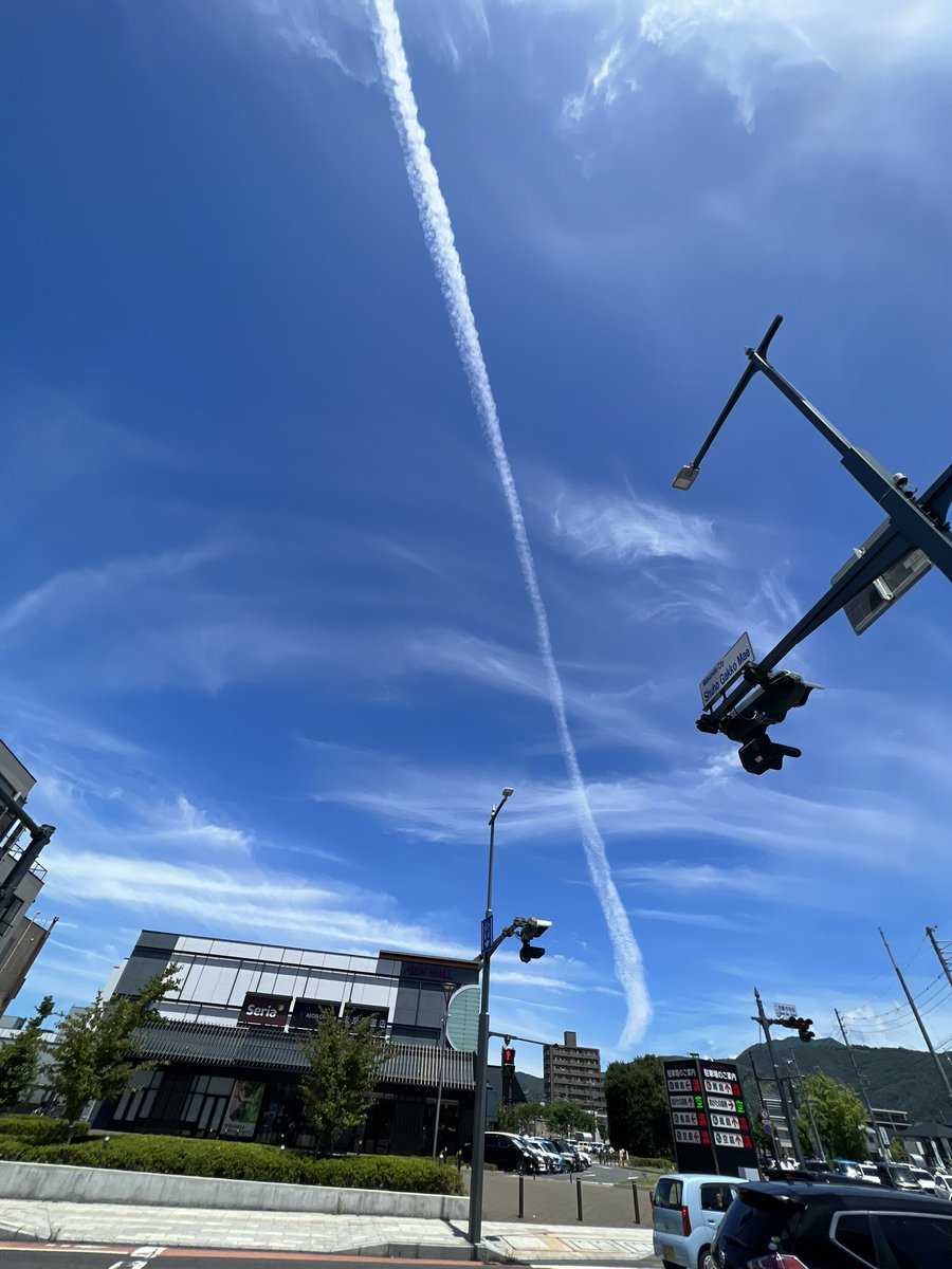 狼煙のような雲 これは何かの予兆なのか…🤔 写真3枚目は飛行機雲 太さ