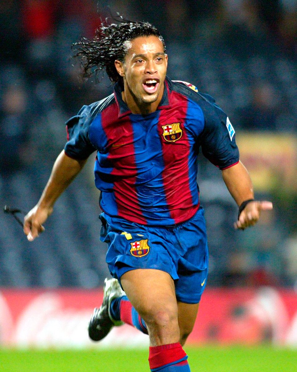 🚨 On this day, 22 years ago, Ronaldinho, the man who made a whole generation of fans fall in love with football, signed for Barcelona. ❤️

To celebrate, we created a thread of his best moments for the club. Sit back and enjoy. 🙌🍿🧵