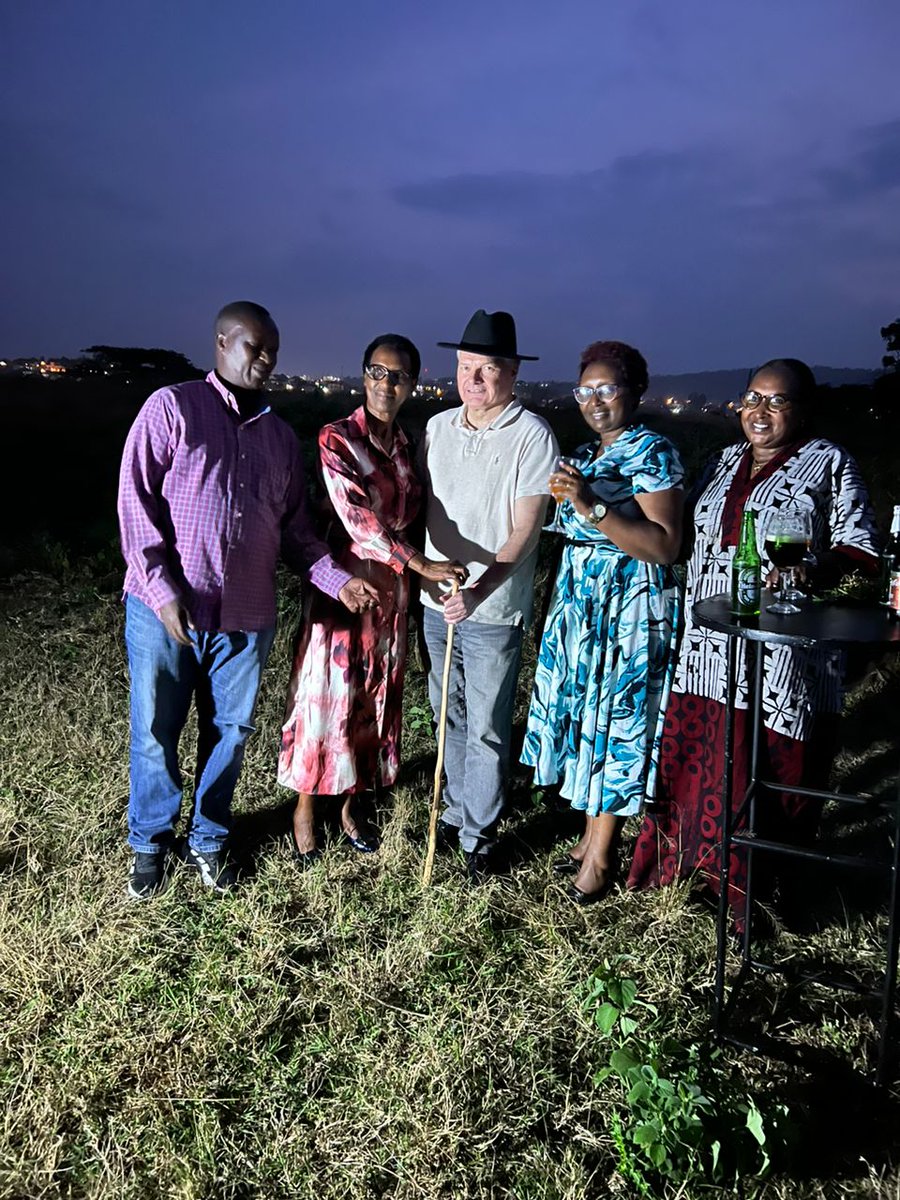 antoine_anfre's tweet image. Cérémonie de remise d'une vache 🐄 en périphérie de #Kigali au crépuscule : merci à Jean-Pierre Sagahutu, sa famille et ses amis ; et longue vie à cette vache dans les verts pâturages du #Rwanda !