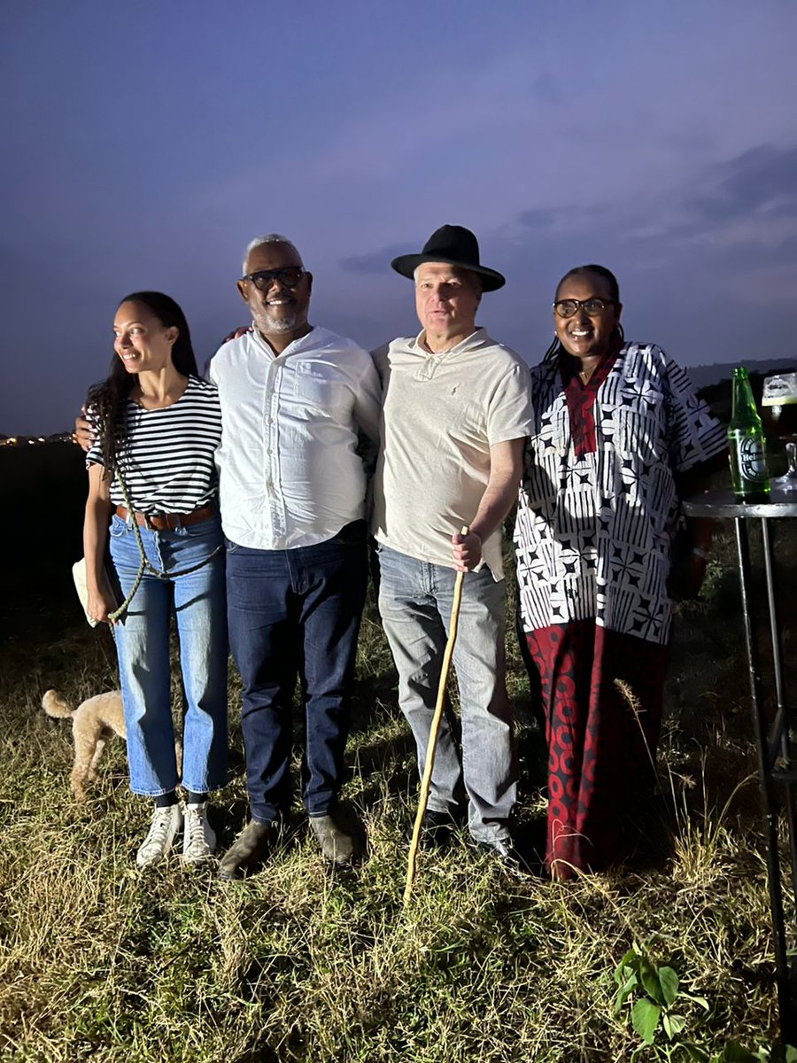 antoine_anfre's tweet image. Cérémonie de remise d'une vache 🐄 en périphérie de #Kigali au crépuscule : merci à Jean-Pierre Sagahutu, sa famille et ses amis ; et longue vie à cette vache dans les verts pâturages du #Rwanda !