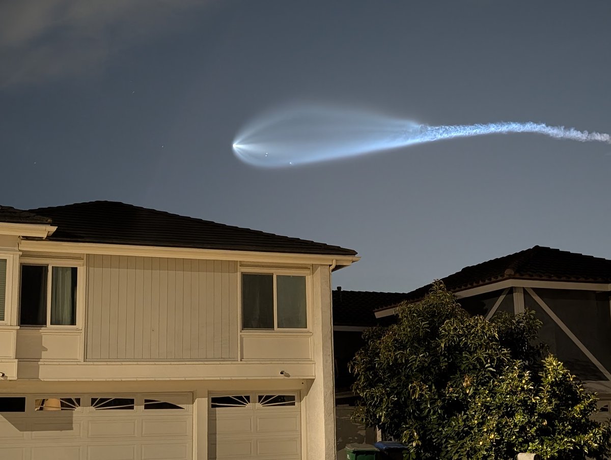 BillHuntBits's tweet image. Nothing like a lovely sunset rocket launch out of Vandenberg AFB. @SpaceX always puts on a good show for us SoCal space nerds.