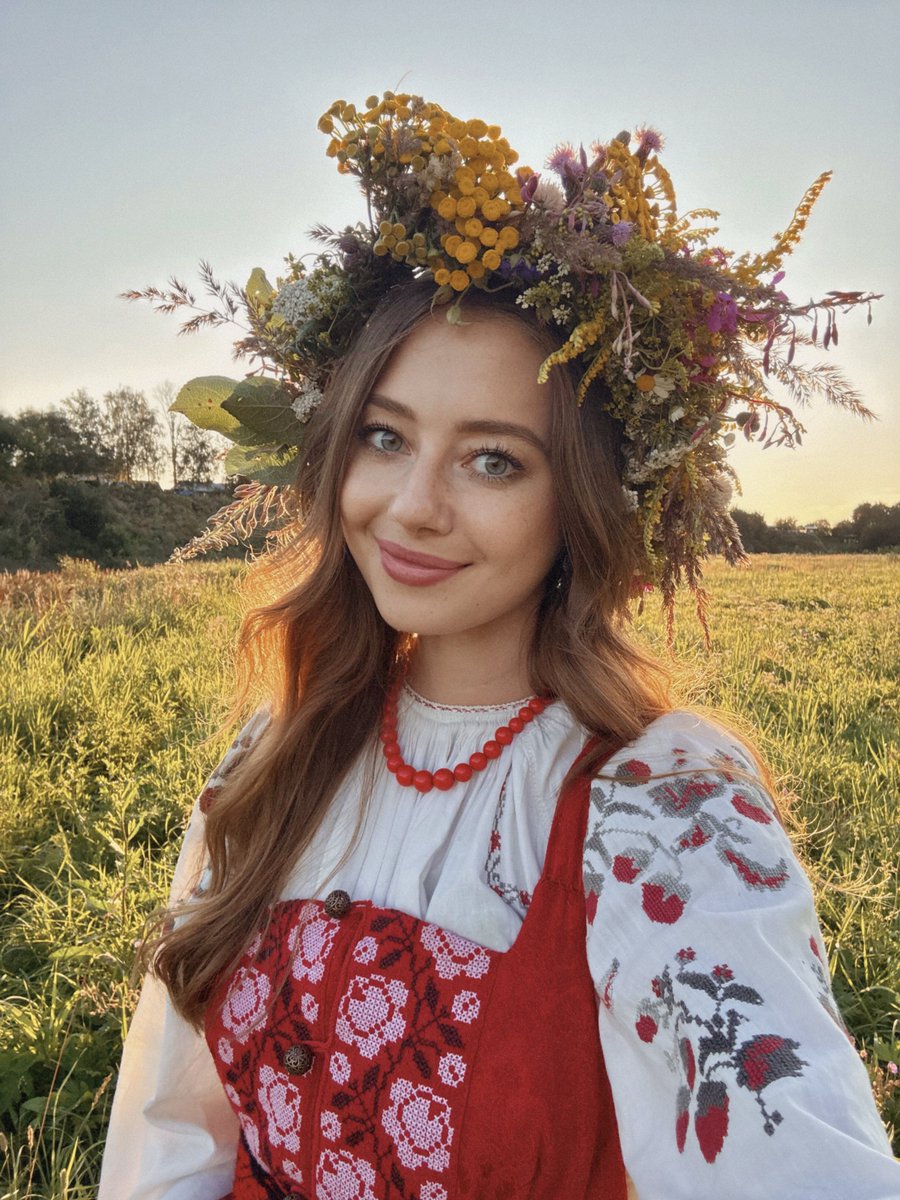sashameetsrus's tweet image. Dressed in tradition, crowned with wildflowers, surrounded by the ancient beauty of Suzdal — this is home 🌾🇷🇺