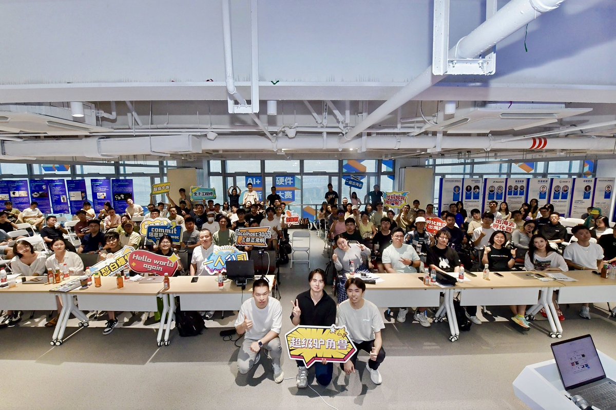 ThonsChang's tweet image. 一周前,我们@chuhaiqu 时隔一年再次相聚到杭州举办线下见面会,作为主办人和主持人,看到大家的出席率超过100%,看到大家从12:30一直到18:30都不曾离席,看到圈子里越来越多的大人物和新朋友聚集到这里,无比感谢和感慨,愿我们在激烈变革的时代里一起踏浪扬帆出海,明年再见!