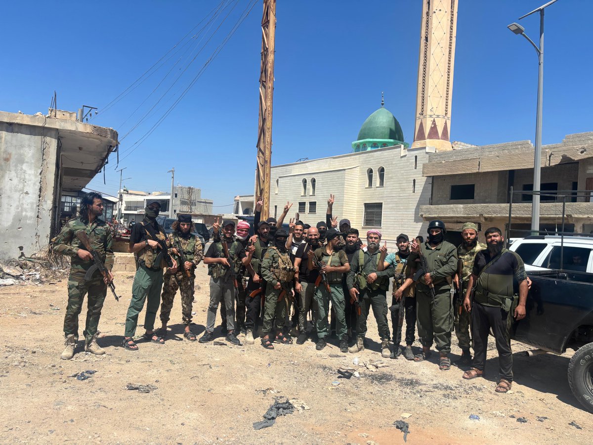 🔴Thread: 1/4 La Syrie et Israël se sont accordés cette nuit sur un cessez-le-feu, mais des affrontements opposent toujours des combattants tribaux et druzes à l'entrée de Soueida. Hier, nous avons croisé des centaines d'hoes armés de tout le pays...👇 ici à Busra al-Harir(Deraa)