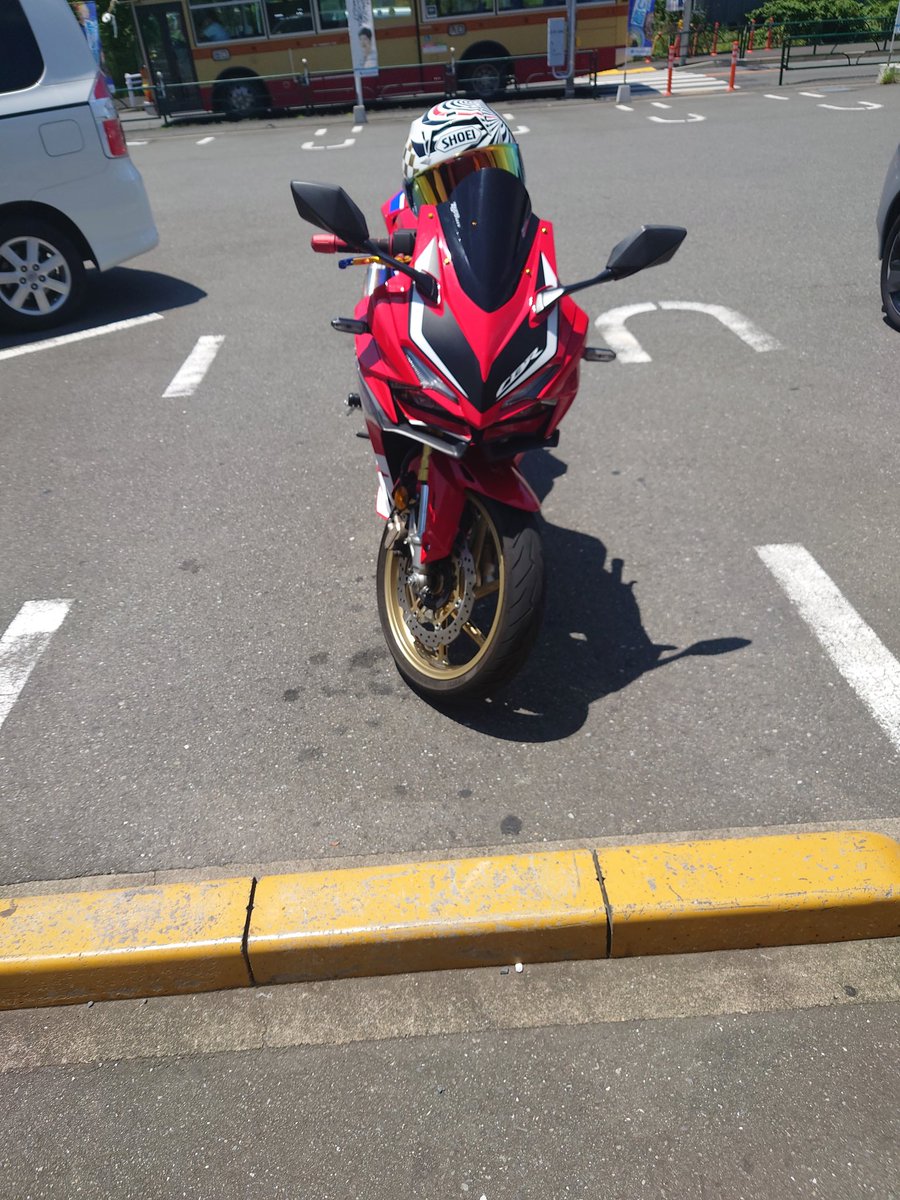 今日は近場を走っていました🏍️
ガソリン入れて、さぁ行こうとしたら　エンジンかからなくなって、近場のバイク屋さんまで押していきました🫠
バッテリー上がりでした🥲
交換して元気になったので良かったです。