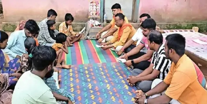 SudarshanNewsTV's tweet photo. नौकरी और पैसों का लालच देकर किया था गुमराह, अब लौटे सनातन धर्म में; 16 लोगों ने छोड़ी ईसाईयत  

#ईसाईयत #Gharwapsi #SanatanDharma #छत्तीसगढ़ #Sanatan 
 https://t.co/KhGMttDtgX https://t.co/mg22L76pTd