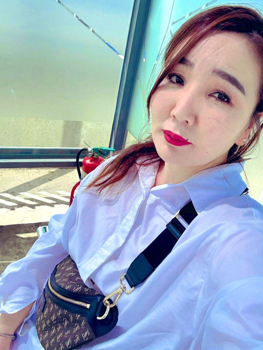 Ингэж цүнхээ үүрсэн ах нарыг хараад амьдралын төлөө зүтгэж яваа борог хүн гэж боддог байлаа.

Харин одоо ийм цүнх үүрээд явдаг эгч болчихлоо 😂

Хамаг юмаа хийчихээд 2 гартаа өөр юм баривал ямар амар гээч 😂