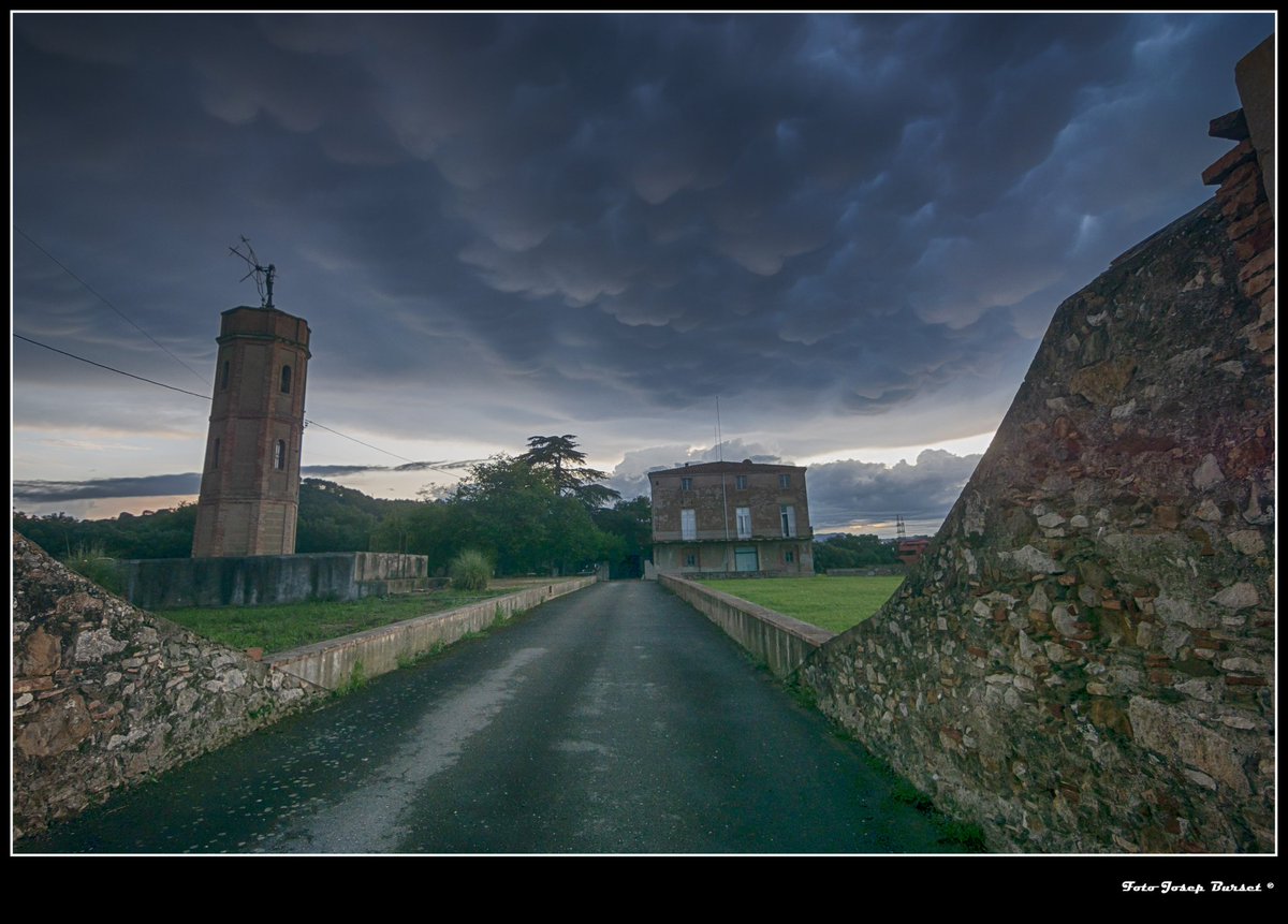 Una casa pairal sota un cel impressionant.