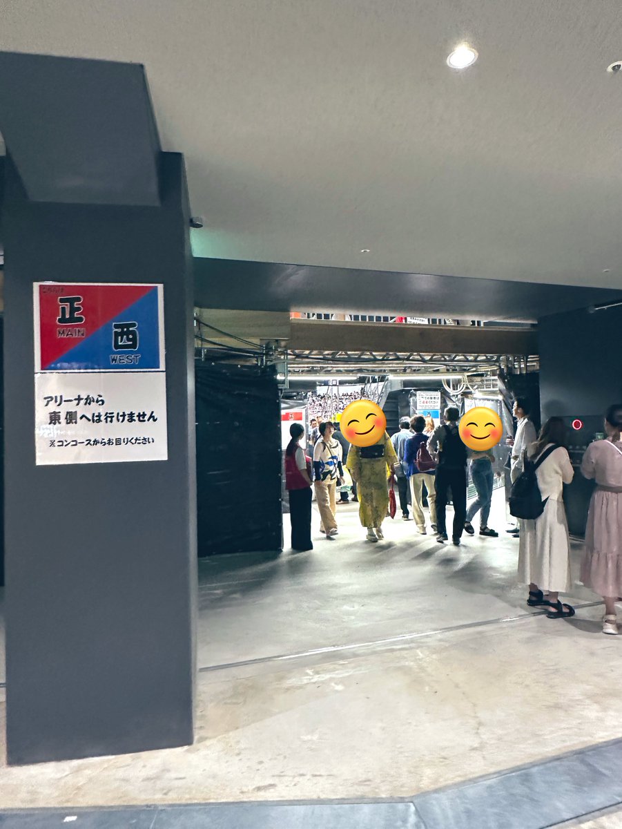 Du65pYLo3BXsViZ's tweet image. 母へのお土産、若元春のクリアファイルを購入。レジ待ちの人たちがみんなざわつきだして、写真を撮りだしたので、誰かわからず（🙏）撮影したら…元大関・貴景勝だった。

一般の方並みのスリムスタイルでびっくりした😳

#大相撲名古屋場所 #貴景勝
#塩ちゃんこ #IGアリーナ