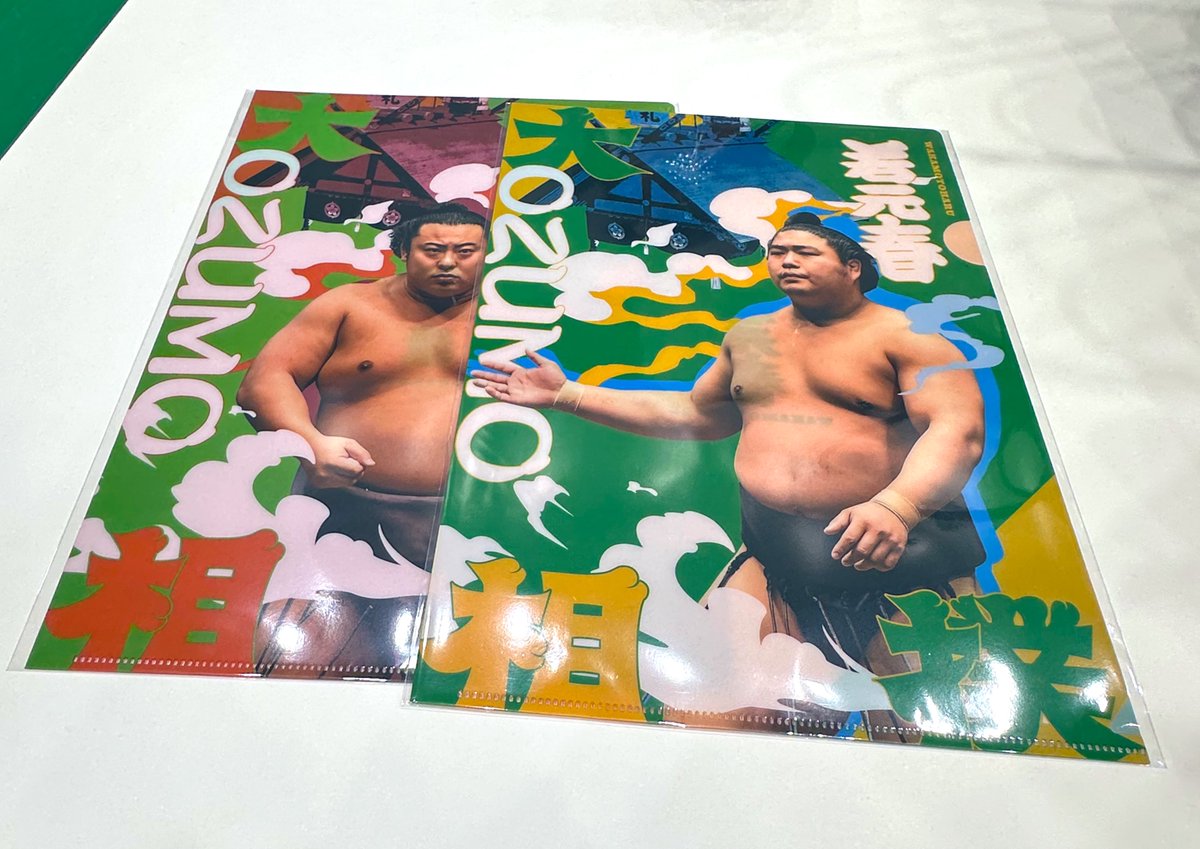 Du65pYLo3BXsViZ's tweet image. 母へのお土産、若元春のクリアファイルを購入。レジ待ちの人たちがみんなざわつきだして、写真を撮りだしたので、誰かわからず（🙏）撮影したら…元大関・貴景勝だった。

一般の方並みのスリムスタイルでびっくりした😳

#大相撲名古屋場所 #貴景勝
#塩ちゃんこ #IGアリーナ