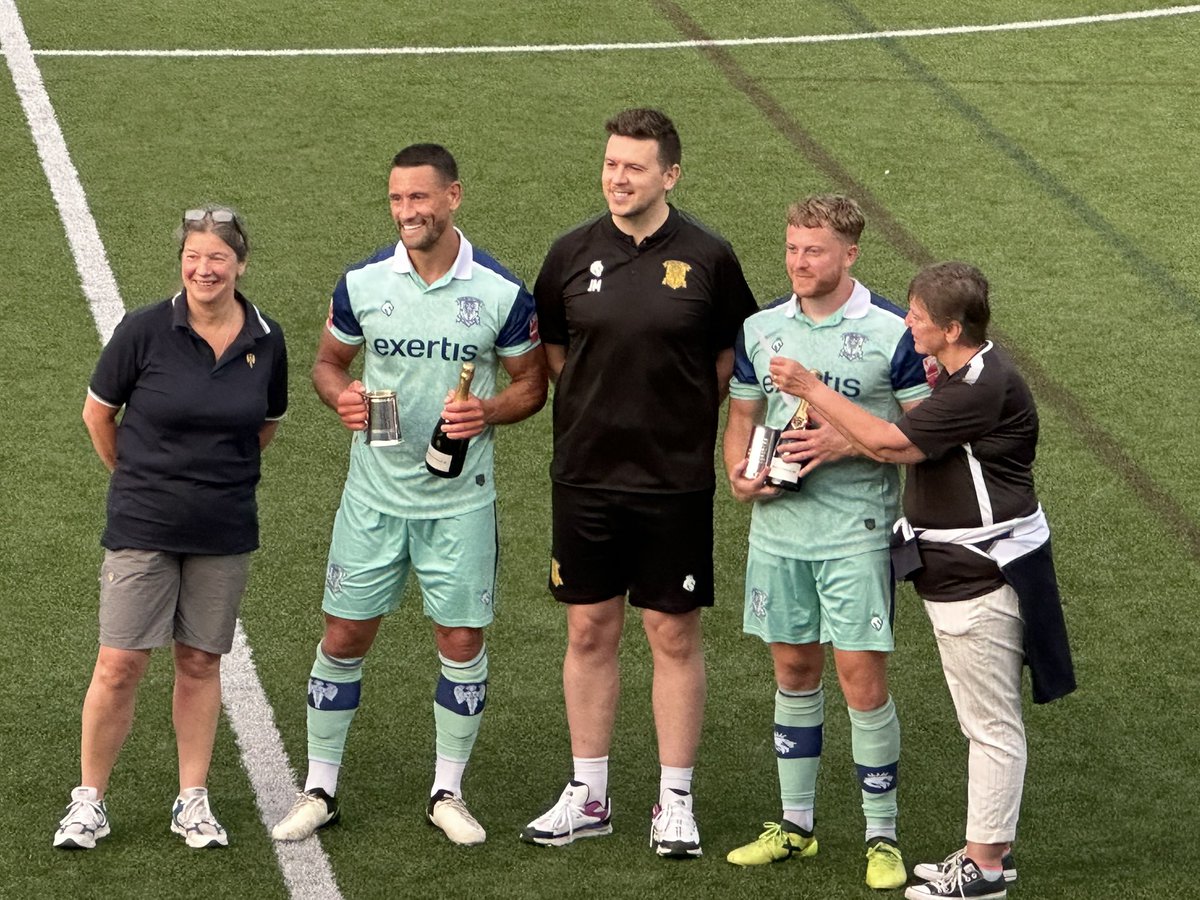 IanTrodd's tweet image. A night when @sdunn992 and @NathanJSmart where recognised for their fantastic contributions to @Basingstoke_FC 💙💛🙌🏻