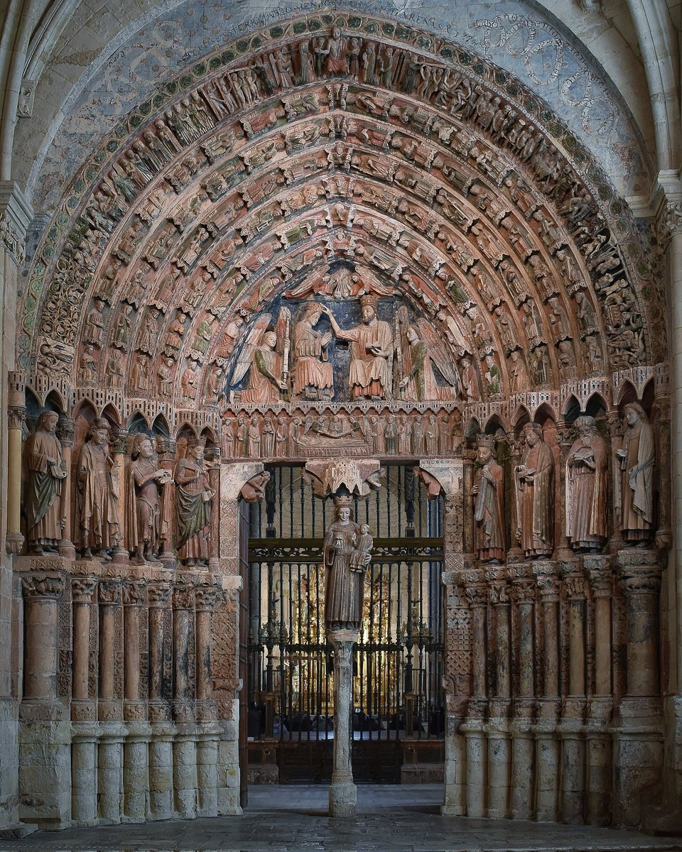 El maravilloso Pórtico de la Majestad de la Colegiata de Toro (Zamora), un añadido ya gótico que, lejos de desentonar, supone un valor añadido para una de las más admirables construcciones de nuestro románico #BuenosDias #FelizSábado