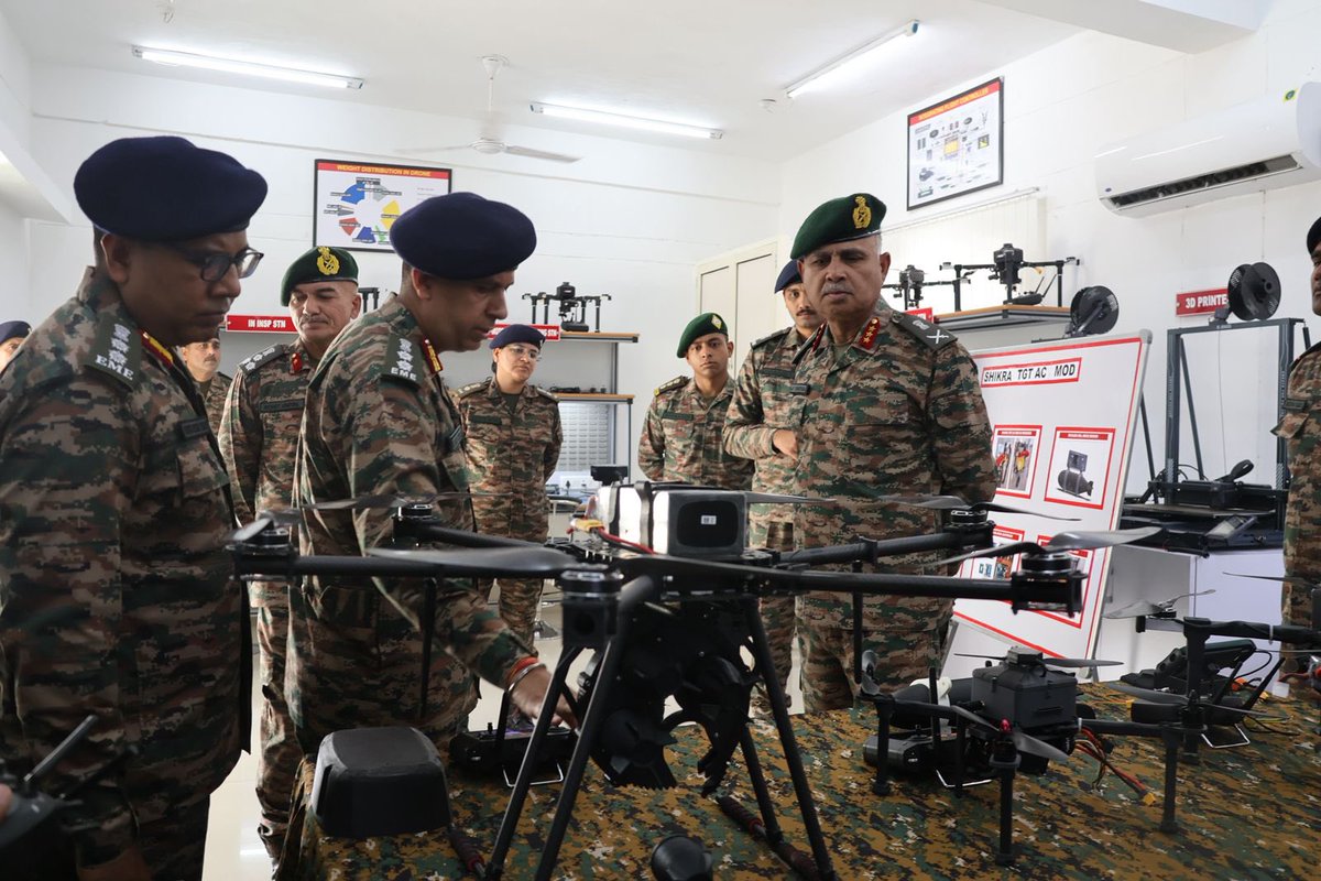 VajraCorps_IA's tweet image. #StrongAndCapable | #OnPathToTransformation
ਵਜ੍ਰ ਈਗਲਜ਼ ’ਚ ਅਤਿ-ਆਧੁਨਿਕ Drone Centre of Expertise ਦੀ ਸਥਾਪਨਾ — ਨਵੀਨਤਾ ਅਤੇ ਡਿਫੈਂਸ-ਅਕੈਡਮਿਕ ਸਾਂਝ ਨਾਲ #AtmanirbharBharat ਵੱਲ ਇੱਕ ਦ੍ਰਿੜ੍ਹ ਕਦਮ।
LPU ਦੇ ਅਧਿਆਪਕਾਂ ਤੇ ਵਿਦਿਆਰਥੀਆਂ ਨੇ ਇਕੱਠੇ ਹੋ ਕੇ ਰੱਖਿਆ ਤਕਨਾਲੋਜੀ ਵਿਚ ਇਨਕਲਾਬੀ ਹੱਲ ਤਿਆਰ ਕੀਤੇ, ਜਦਕਿ OEM…