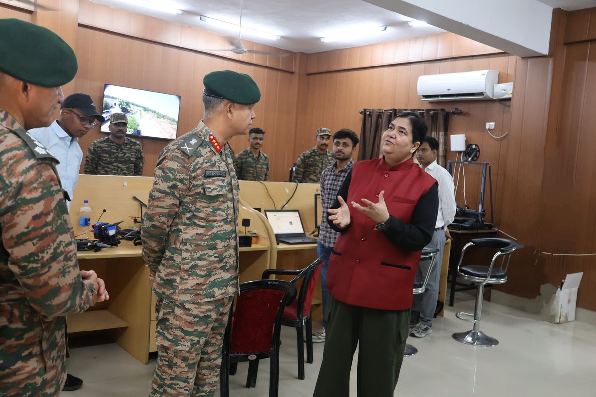 VajraCorps_IA's tweet image. #StrongAndCapable | #OnPathToTransformation
ਵਜ੍ਰ ਈਗਲਜ਼ ’ਚ ਅਤਿ-ਆਧੁਨਿਕ Drone Centre of Expertise ਦੀ ਸਥਾਪਨਾ — ਨਵੀਨਤਾ ਅਤੇ ਡਿਫੈਂਸ-ਅਕੈਡਮਿਕ ਸਾਂਝ ਨਾਲ #AtmanirbharBharat ਵੱਲ ਇੱਕ ਦ੍ਰਿੜ੍ਹ ਕਦਮ।
LPU ਦੇ ਅਧਿਆਪਕਾਂ ਤੇ ਵਿਦਿਆਰਥੀਆਂ ਨੇ ਇਕੱਠੇ ਹੋ ਕੇ ਰੱਖਿਆ ਤਕਨਾਲੋਜੀ ਵਿਚ ਇਨਕਲਾਬੀ ਹੱਲ ਤਿਆਰ ਕੀਤੇ, ਜਦਕਿ OEM…