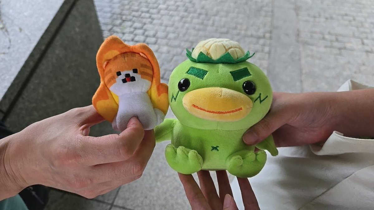 DanchiDaysJP's tweet image. モロキュウはBitSummitでお友達ができたようです🫶 @ACRChirimenjako のハムレットと @Odencat_JPN のおでんが好きな猫ちゃん🐱とツーショットが撮れたと喜んでいます。