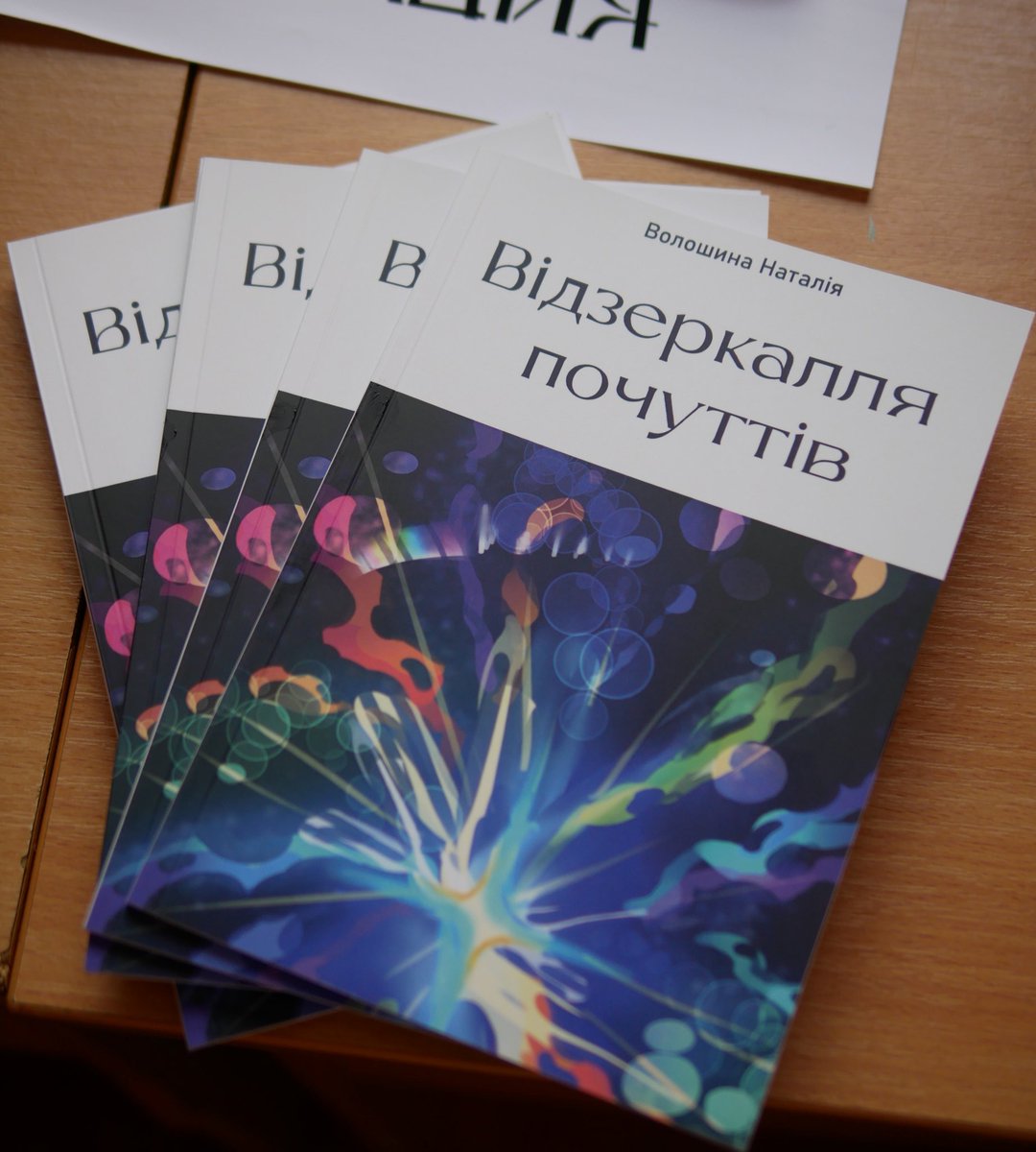 nataartada's tweet image. Нагадування що можна купити мою збірку перекладів вокалоїд і джей-поп пісень за 150 грн!
Я їх везла за сотні км додому щоб можна було продавати і літом😌
Також відтепер до кожного тому календарик в подарунок
Якщо знаєте місця де можна таке продавати - рекомендуйте #украрт