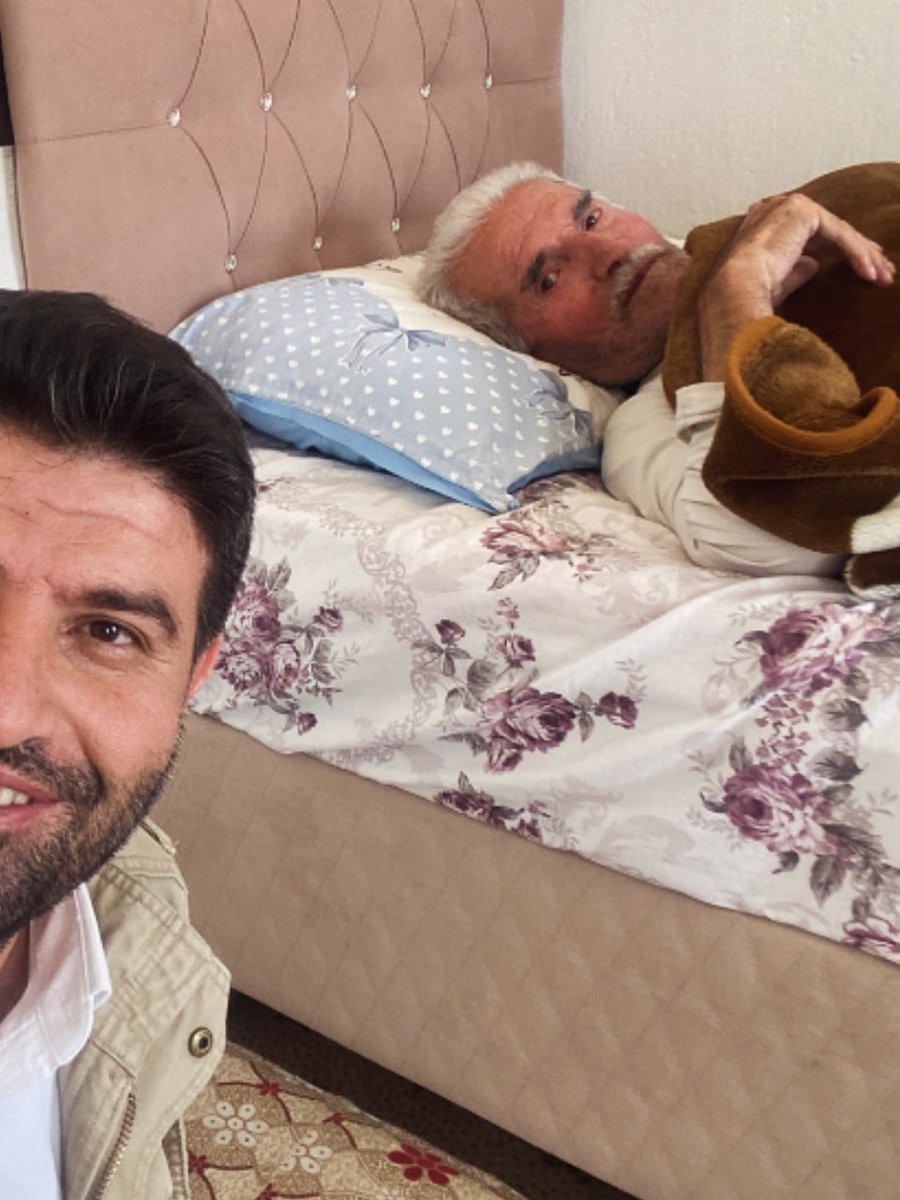 HemmedAliAslan's tweet photo. 4 yıldır yatalak olan 83 yaşındaki öz dayım Haccı Latif Keleş vefat etti.

Kendisi 4 dili çok iyi derecede konuşan, oldukça iyi bir hatip, çok iyi bir taş ustası ve çok iyi bir rêjber’di.

Büyükler hafızadır, arşivdir, geçmiş ile gelecek arasındaki en dinamik köprüdür.

Allah tüm ölmüşlerimize, ölmüşlerinize gani gani rahmet etsin mekanları cennet olsun inşallah.

Büyüklerimizin kıymetini bilelim, onlar hayatta iken yaşadıkları anıları kendilerinden dinleyip kaydedelim. Her yaşlı birey bir anıttır, bir kitaptır, bir ansiklopedi bir kütüphanedir.

Yaşayanların kıymetini bilelim, sevelim sayalım dualarını alalım.

Ölmüşlerimize de dua edelim, hayırla yad edelim…

Hayat çok kısa Allaha emanet olunuz.