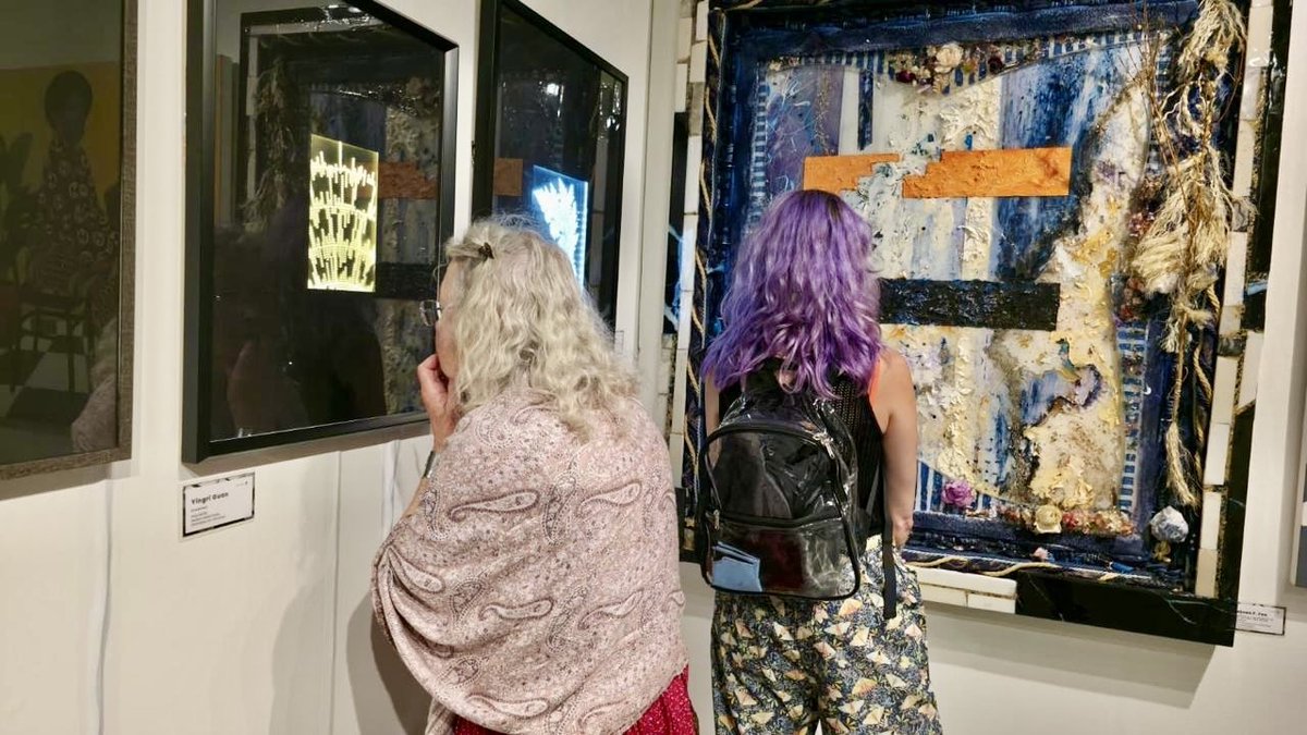 🎨Discover bold visions and global talent at TERAVARNA Booth D21 at the Seattle Art Fair. Come experience art that inspires and connects.🤍
.
.
.
.
.
.
.
#SeattleArtFair #Teravarna #BoothD21 #ContemporaryArt #ArtExhibition #EmergingArtists #ArtInSeattle #GlobalArtScene