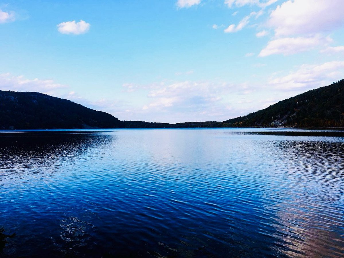 Ishwariya13's tweet image. Sometimes in the buzz of life, you forget your past chapter and the joy it brought you. But all it takes is one pic you stumble onto randomly for it all to come rushing back choking you with nostalgia. 3 of my fav water bodies in Wisconsin - Lake Geneva, Cave Pt, Algoma! ❤️