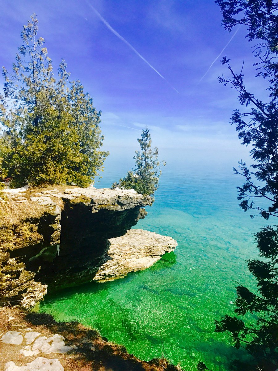 Ishwariya13's tweet image. Sometimes in the buzz of life, you forget your past chapter and the joy it brought you. But all it takes is one pic you stumble onto randomly for it all to come rushing back choking you with nostalgia. 3 of my fav water bodies in Wisconsin - Lake Geneva, Cave Pt, Algoma! ❤️