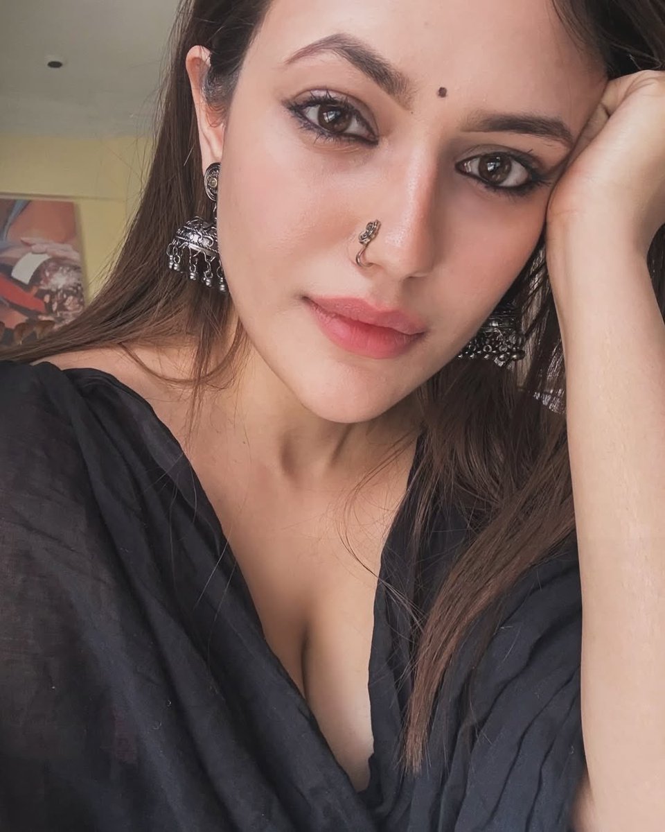 nishachauha's tweet image. वही शाम-ऐ गम का आलम वही तरसती निगाहें...
बड़ी हसरत से देखते है हम तेरी वापसी की राहें...