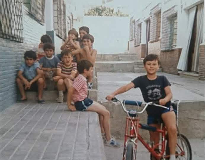 La hora de la siesta en verano, cuando todos los mayores dormían.
Por aquel entonces, teníamos dos castigos, la siesta y hacer dos horas de digestión antes de bañarse. Aún así y todo, felicidad absoluta.❤️😁🫶