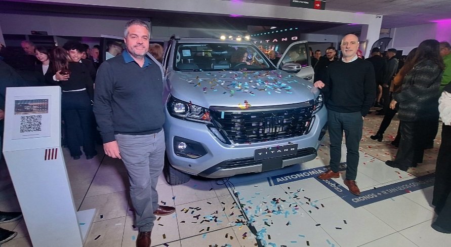 Haciendo hincapié en ser un producto nacional y en sus cualidades técnicas de pick-up mid-size el concesionario #Giama de Balvanera presentó a más de 150 clientes a la nueva #FiatTitano al ritmo del Tango de una pareja de campeones. Previo al encuentro se vendieron 4 unidades! 🛻