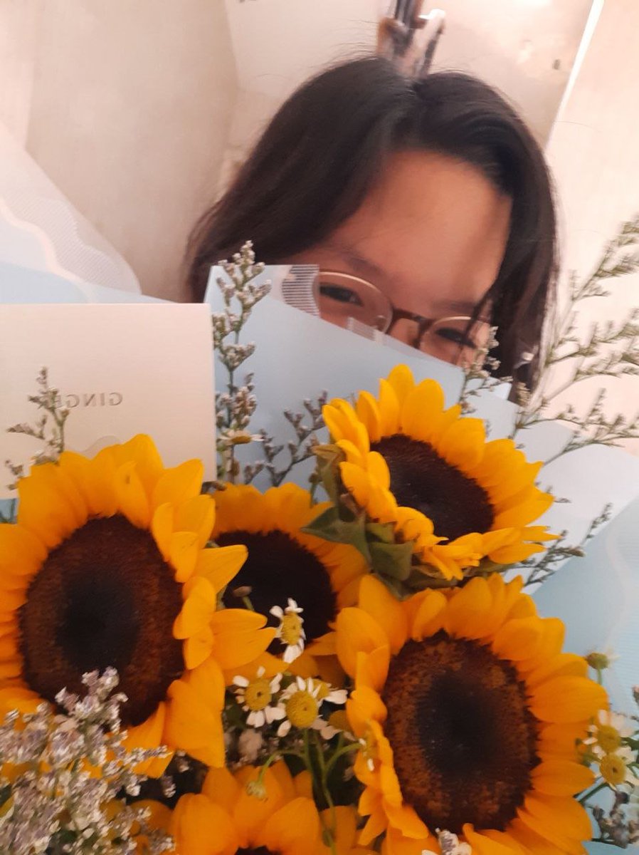 walmart_child's tweet photo. well its been a hot minute... 😅😅
hi guys hope yall still remember me!! 😭😭
uhm small updates ig, im heading to college (majoring in bs psych!) + i just turned 18 today!! 
uhmm.. how are yall ?? SKJDFHDS https://t.co/b2WEwdrHUK