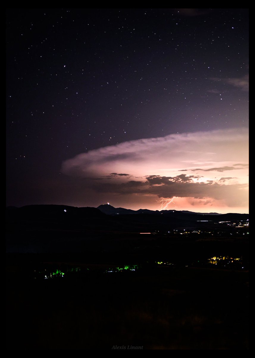 AlexisLinant63's tweet photo. Le Puy de dome et l'orage, cette nuit proche d'Issoire 
#orage https://t.co/hROzSfHvWS