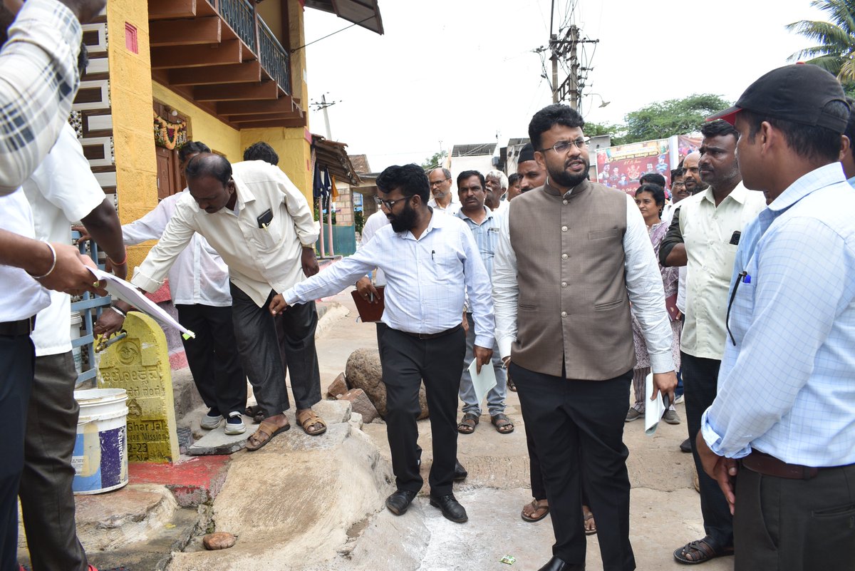 MBailhongal's tweet photo. “ಜಲಜೀವನ ಮಿಷನ್‌ ಯೋಜನೆ ಸದ್ಭಳಕೆಯಾಗಲಿ”
ಜಲಜೀವನ ಮಿಷನ್‌ ಯೋಜನೆಯು ಪ್ರತಿ ಕುಟುಂಬದಲ್ಲಿ ಸದ್ಬಳಕೆಯಾಗಲಿ ಎಂದು ಜಿಲ್ಲಾ ಪಂಚಾಯತ ಮುಖ್ಯ ಕಾರ್ಯನಿರ್ವಾಹಕ ಅಧಿಕಾರಿಗಳು ಶ್ರೀ ರಾಹುಲ್‌ ಶಿಂಧೆ ಯವರು ಕರೆ ನೀಡಿದರು.
ಬೈಲಹೊಂಗಲ ತಾಲೂಕಿನ ಗ್ರಾಪಂ ನೇಸರಗಿ, ಮಲ್ಲಾಪೂರ ಕೆ ಎನ್‌ ಮತ್ತು ವಣ್ಣೂರ ಕ್ಕೆ ಇಂದು ಭೇಟಿ ನೀಡಿದರು. https://t.co/F4Y4PYVOXk