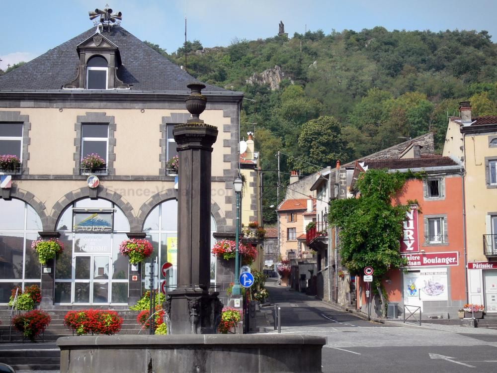 Volvic: Town of stone and water - france-voyage.com/s-1794r