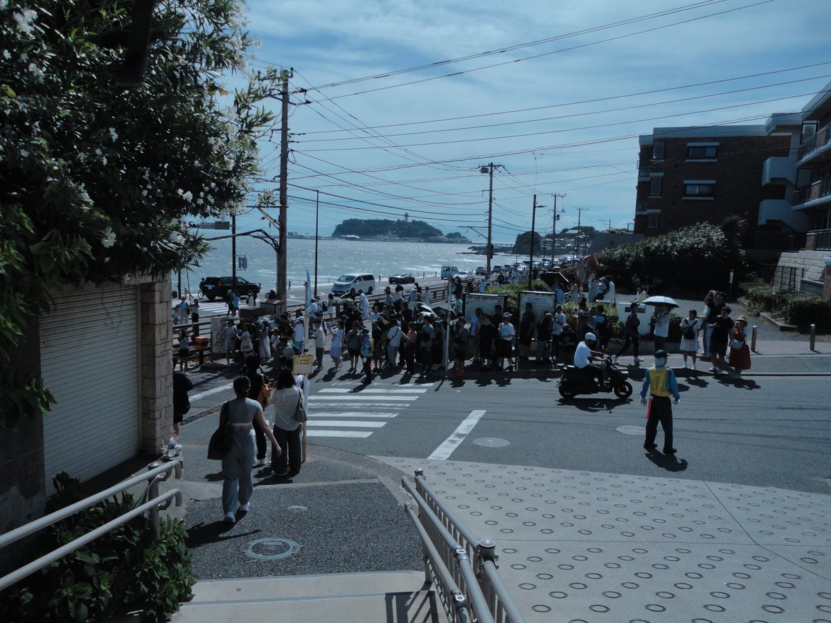 cameraotoko83's tweet image. #カキナカ 巡礼という事で鎌倉高校前にも妻と来てみた🏃
すっかりオーバーツーリズム気味で警備員まで立っていた💧
しずかに撮りたい趣味カメラマン、オーバーツーリズム民、双方が楽しむ道はないのか!って感じ。
早朝に来ないと(?)、写真は落ち着いて撮れないですね〜🙏