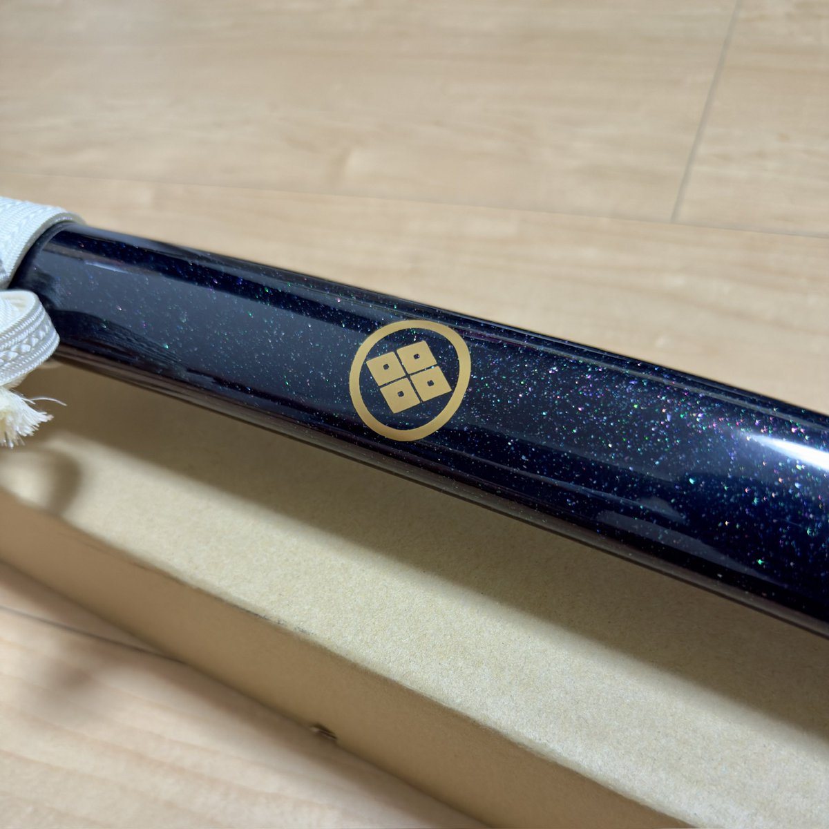 ssrieaa's tweet image. ついに来たぞ助光刀！
900g超えの肉厚刀身は剣道部時代の素振木刀を思い出す重量感😂そして無理を言ってお願いした黒青貝微塵塗+家紋の鞘が実に美しい…
初めての注文打ちだったけど、理想的な刀身と外装を作製くださった助光刀匠はじめ職人の皆様には感謝しかありません☺️
我が家は安泰だ！
#助光刀匠
