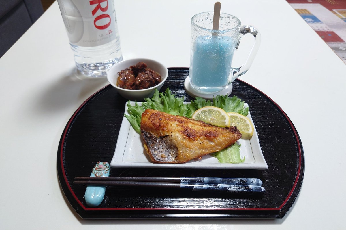 JvtGb3wzEestm19's tweet image. こんばんは

暑かったですね
東北も梅雨明が開けました
明日からもますます暑くなります

晩酌タイムです
酒の肴は…
赤魚です

酒は…
焼酎のガリガリくん割りです

小鉢は…
息子からの誕生日プレゼントの鯨の焼き肉です

嫁がいないのでいとくのエビフライ重と昨日の残り物です
んだばー
乾杯🍻✨🥛