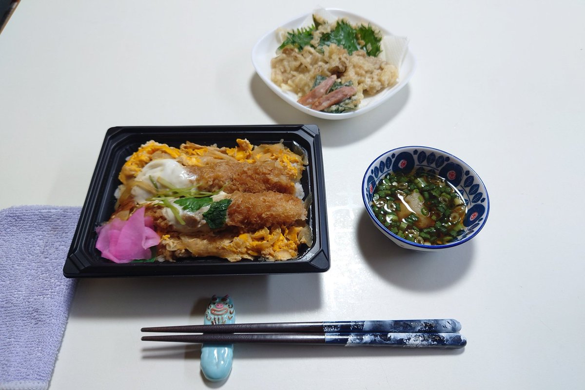 JvtGb3wzEestm19's tweet image. こんばんは

暑かったですね
東北も梅雨明が開けました
明日からもますます暑くなります

晩酌タイムです
酒の肴は…
赤魚です

酒は…
焼酎のガリガリくん割りです

小鉢は…
息子からの誕生日プレゼントの鯨の焼き肉です

嫁がいないのでいとくのエビフライ重と昨日の残り物です
んだばー
乾杯🍻✨🥛