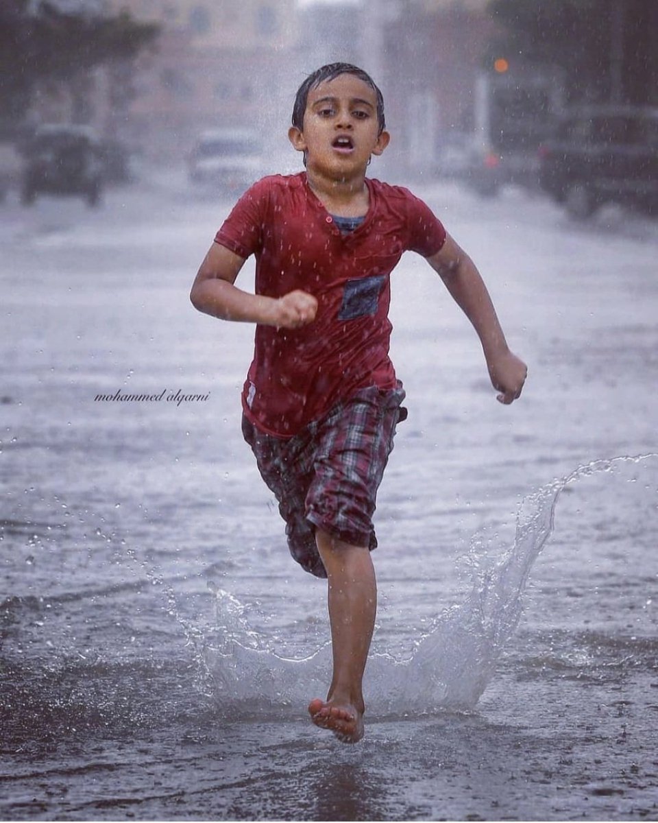 مهرولا على صفيح السيل 
أغرقتَ الغيوم 
تعدو وفي وهج الطفولة 
بددتَ الهموم
تزهو وتشرق 
من ضياك 
تبدو هلالا 
في صباك ..

# أرشيف
