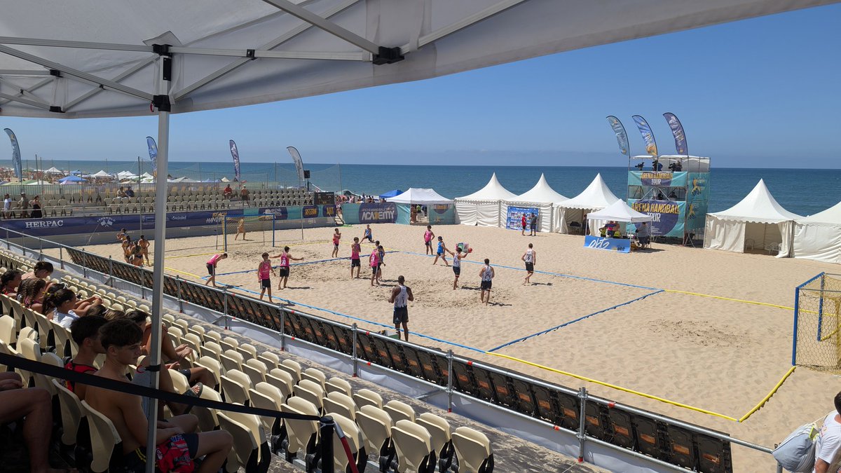 ¡Qué emoción estar en <a href="/Cadiz_es/">Ayuntamiento de Cádiz</a> viviendo la intensidad del #Arena1000! Es increíble ver a tantos equipos andaluces compitiendo y demostrando el gran nivel de nuestro balonmano. ¡Orgulloso de la cantera andaluza! #BalonmanoAndaluz #Arena1000Cádiz #DeporteAndaluz